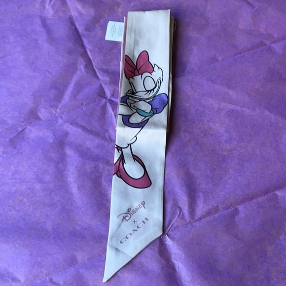 🎀 DISNEY X COACH DAISY DUCK SCARF 🎀 NWT 🎀 - Picture 12 of 16